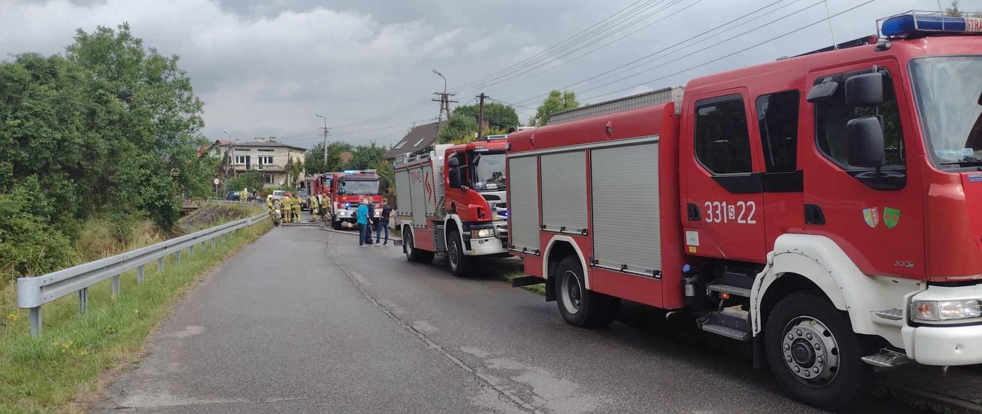Samochody strażackie zabezpieczają miejsce prowadzonej akcji