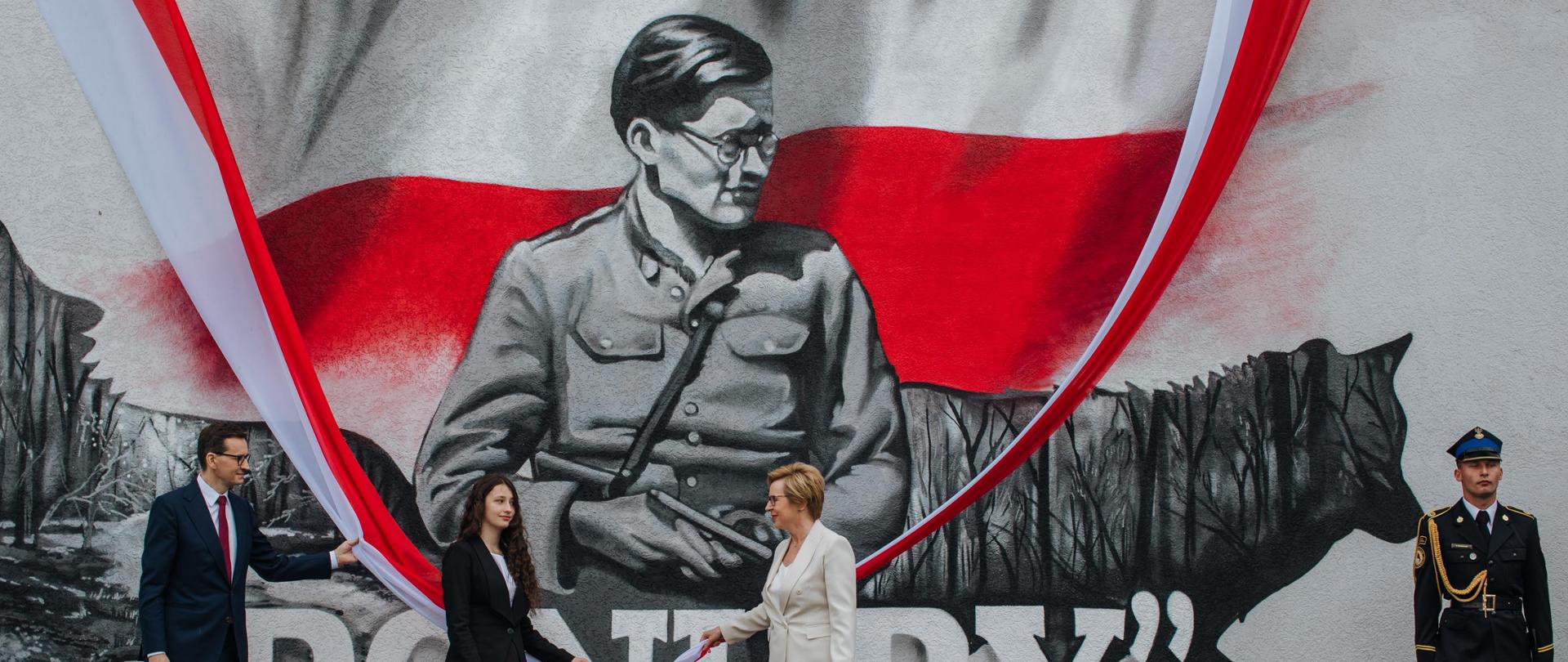 Premier oraz Jadwiga Wiśniewska odsłaniają mural.