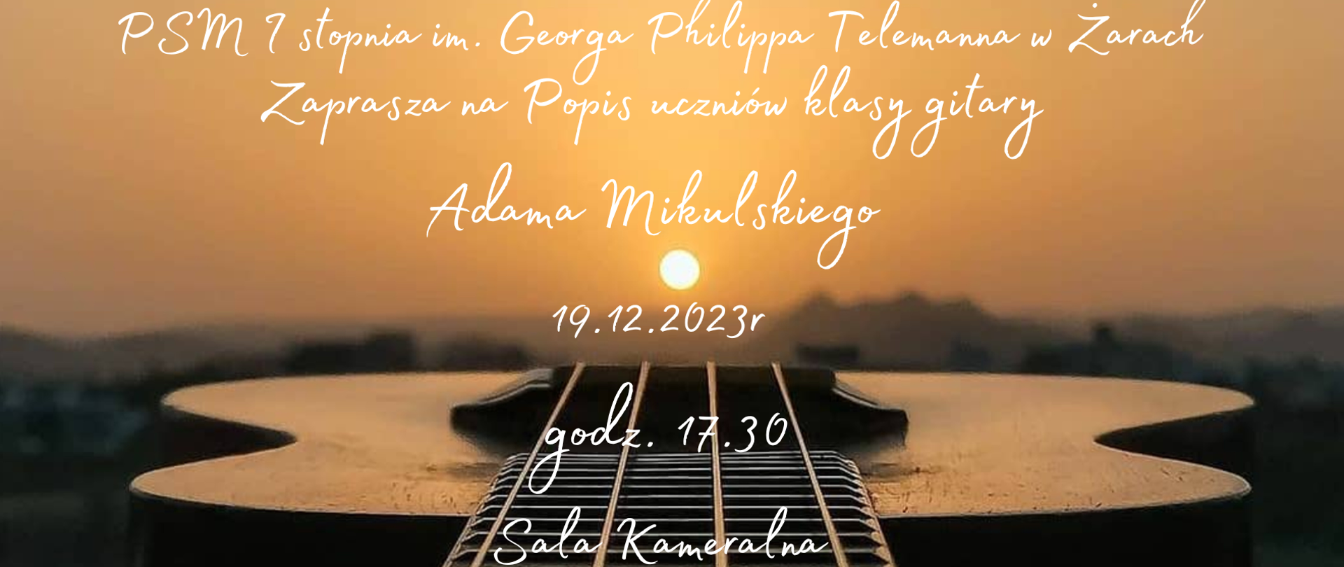 Na zdjęciu gitara skierowana ku słońcu a na niej napisy białe napisy PSM I stopnia im. Georga Philippa Telemanna w Żarach Zaprasza na popis uczniów klasy gitary Adama Mikulskiego 19.12.2023 godz. 17.30 Sala Kameralna 