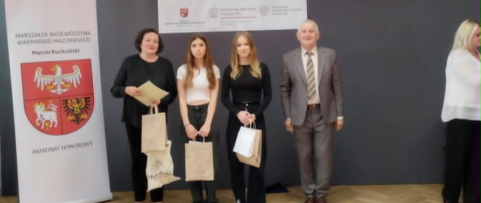 Uczennice przy organizatorach konkursu. 