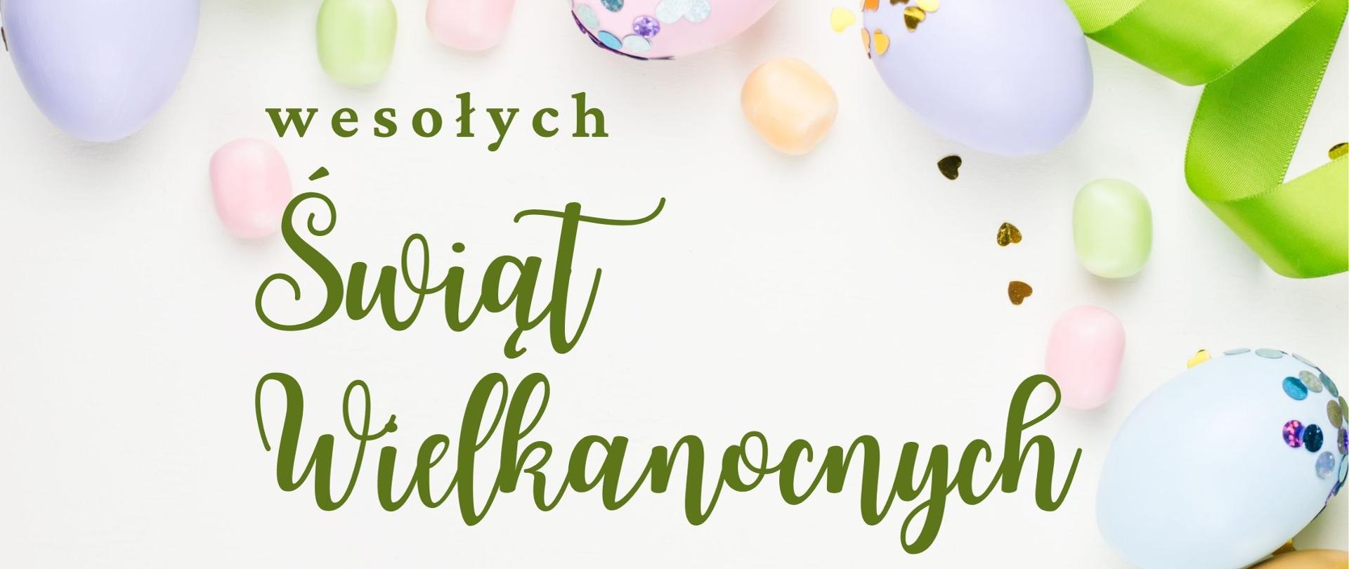 Na białym tle, pastelowe pisanki i zielone litery.