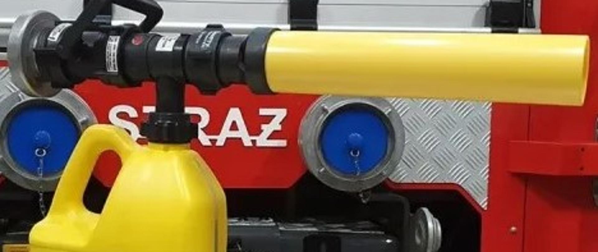 Zdjęcie przedstawia nowy sprzęt ratowniczo – gaśniczy.
W tle budynki.
