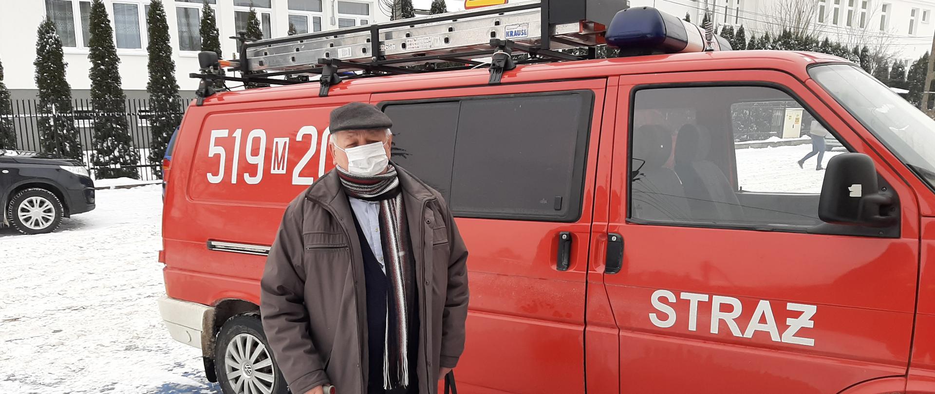 Pojazd jednostki OSP Rudzienko przed przychodnią.