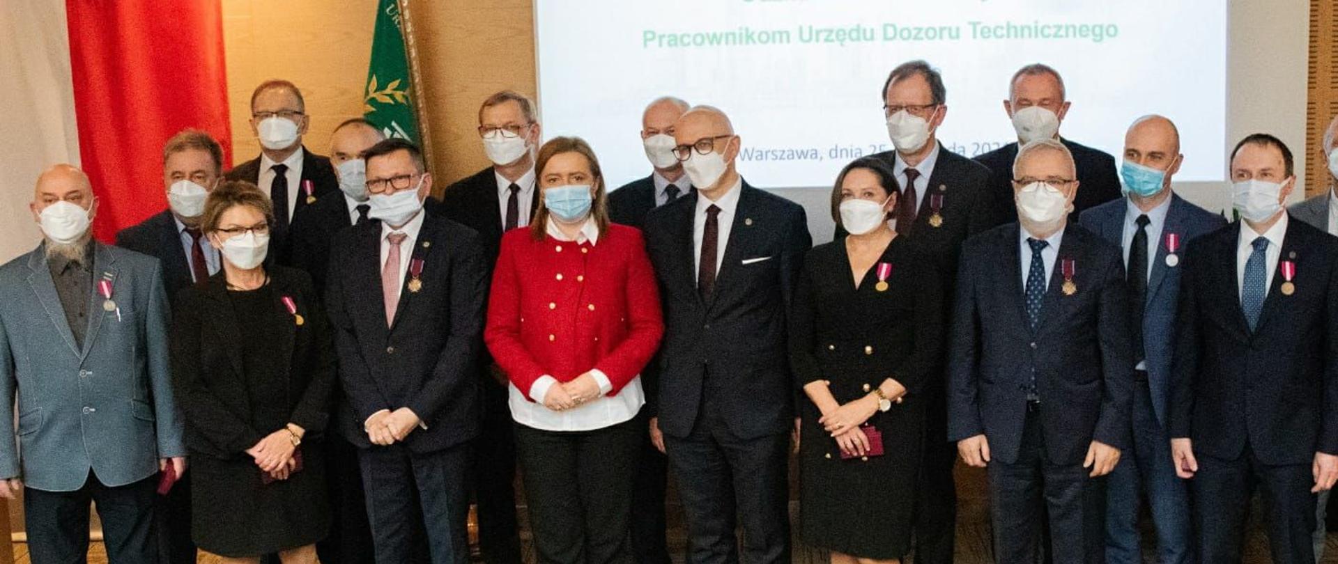 Na zdjęciu min. Olga Semeniuk wśród odznaczonych pracowników