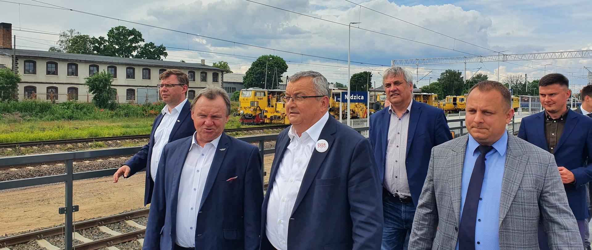 Na zdjęciu widać grupę ludzi na nowej stacji w Nidzicy. 