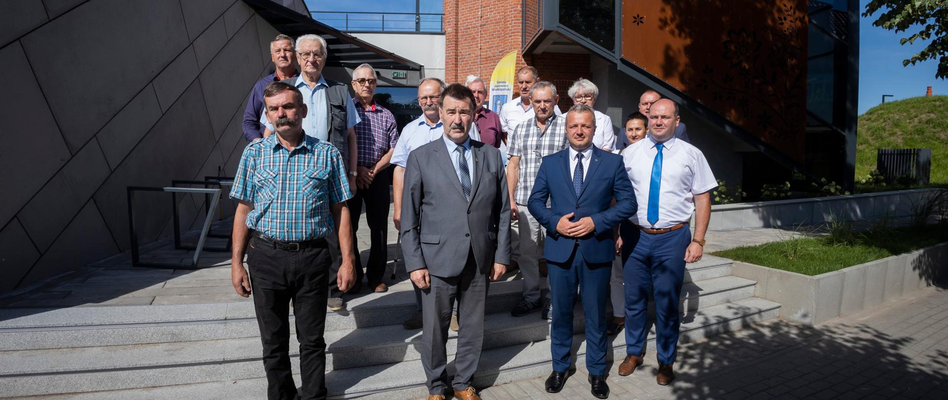 
Grupa ludzi w sali konferencyjnej
