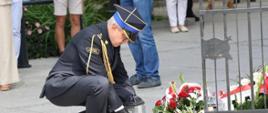 Komendant PSP składa znicz.