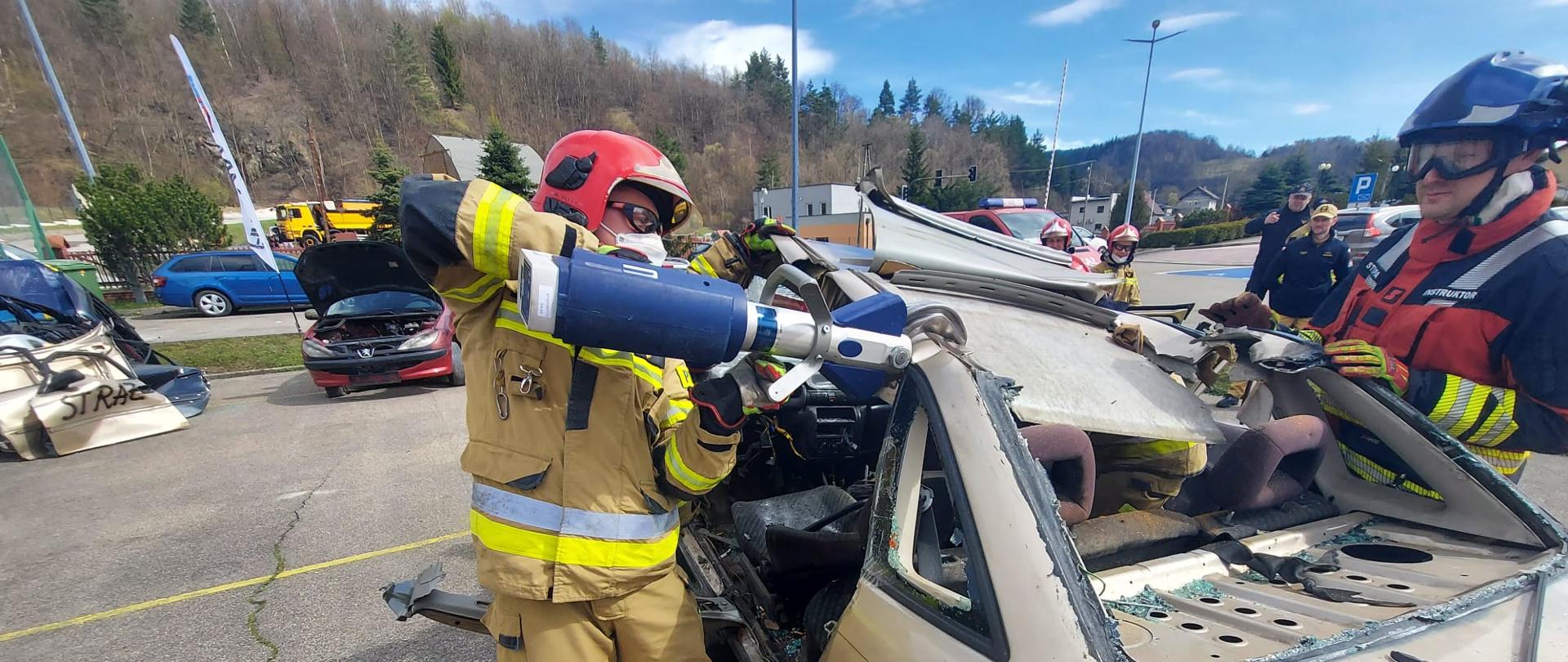 Szkolenie z zakresu doskonalenia technik ratowniczych na pojazdach osobowych