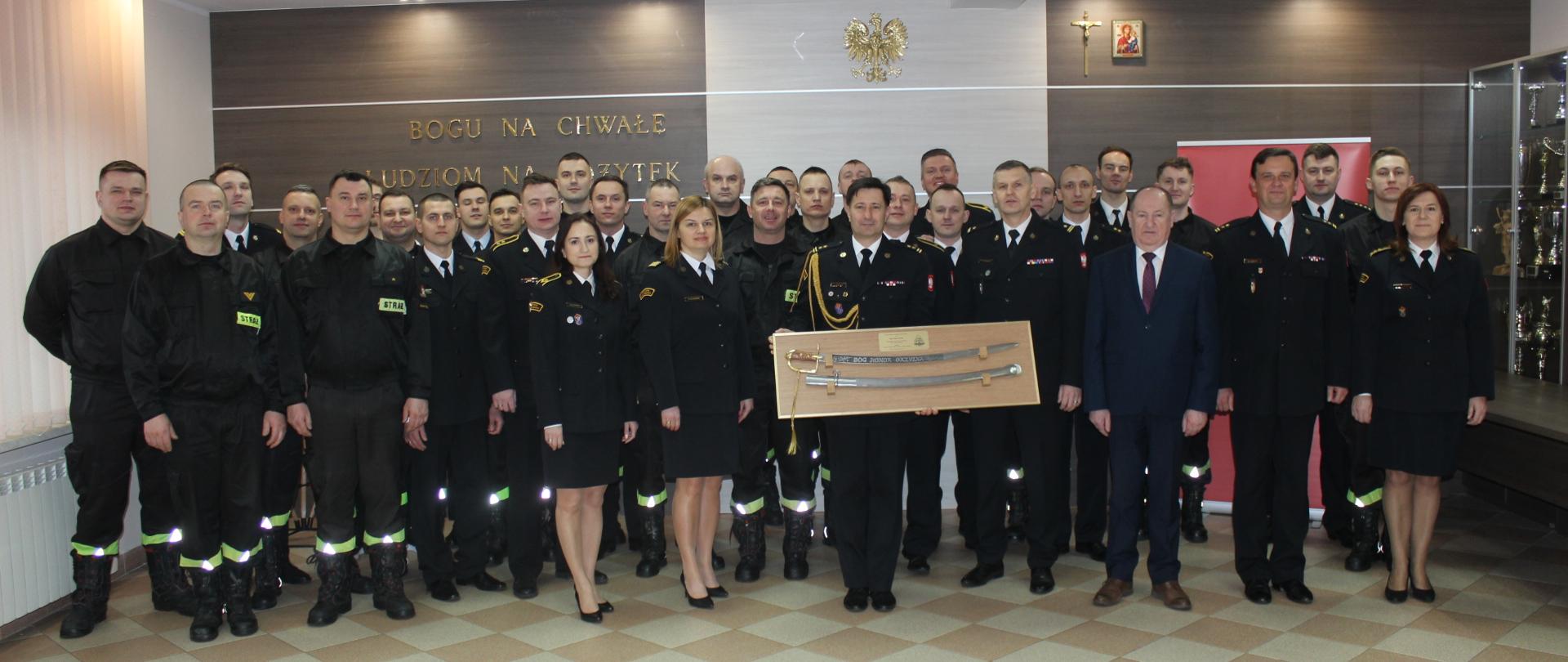 Grupowe zdjęcie strażaków z Komendy Powiatowej PSP w Bielsku Podlaskim 