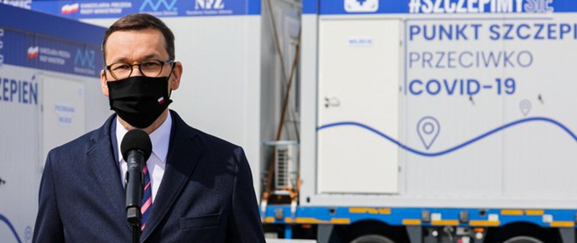 Premier Mateusz Morawiecki - odprawa kontenerów do szczepień mobilnych - akcja Zaszczep się w majówkę