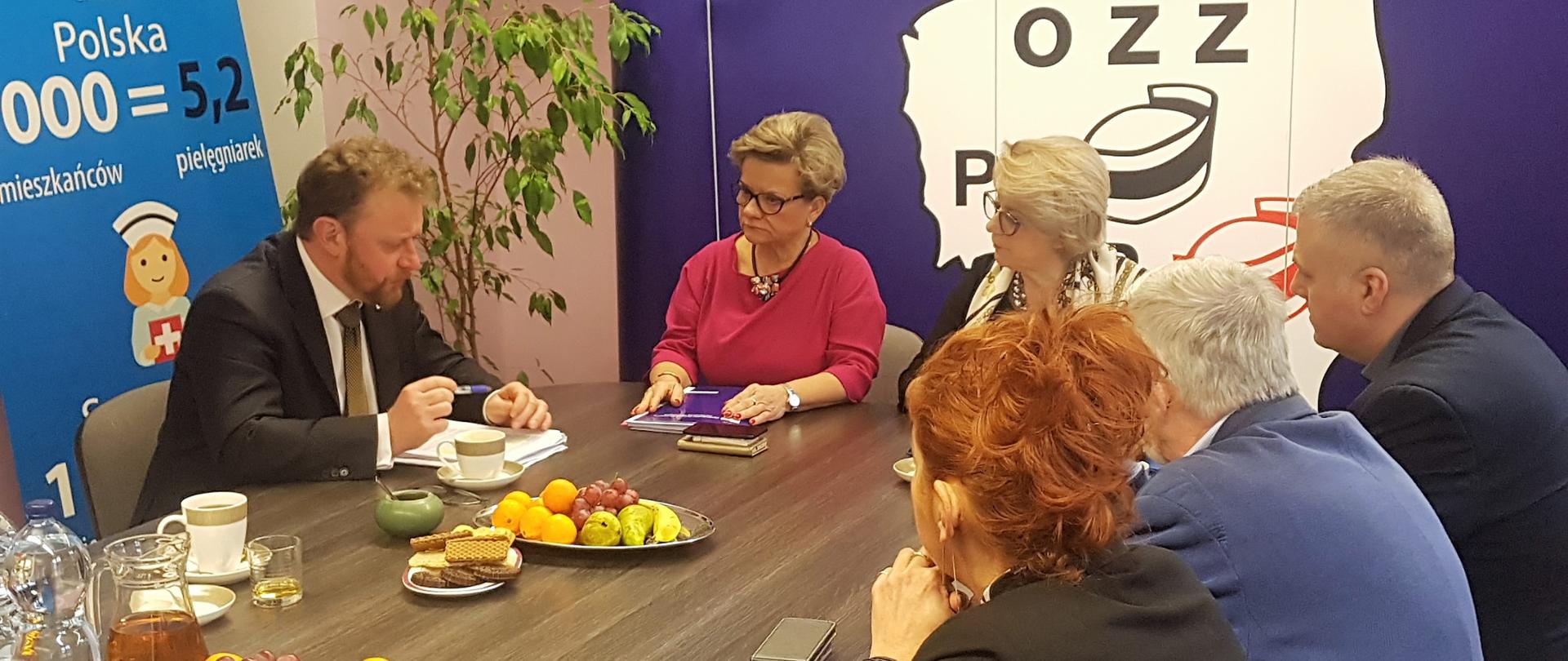 
Minister zdrowia Łukasz Szumowski spotkał się w siedzibie OZZPiP z przedstawicielami Ogólnopolskiego Związku Zawodowego Pielęgniarek i Położnych oraz Naczelną Izbą Pielęgniarek i Położnych.