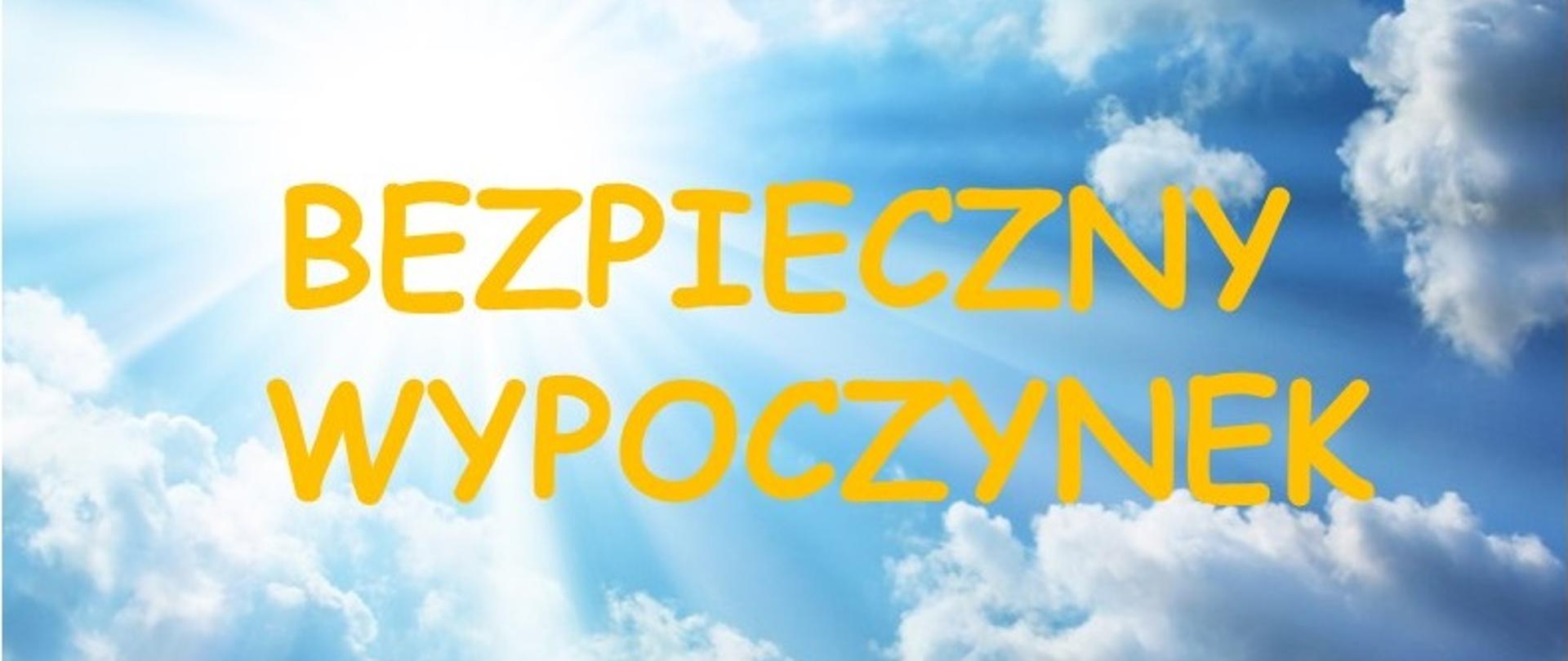 żółty napis Bezpieczny wypoczynek na tle nieba