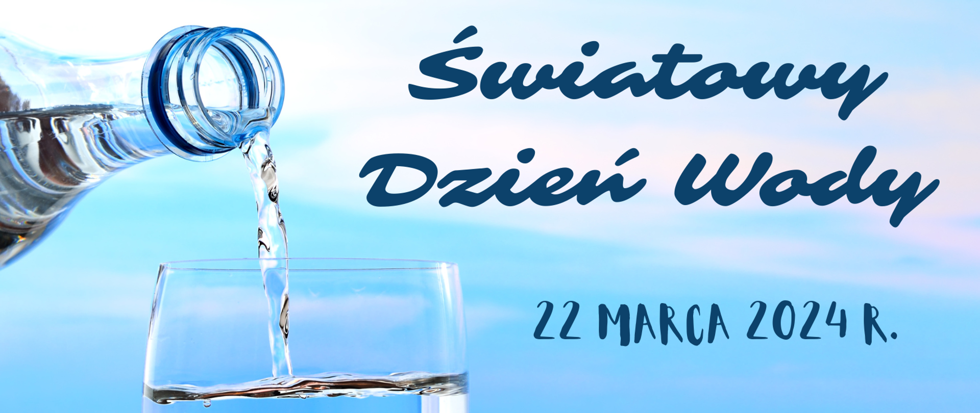 Na planszy po środku napis Światowy Dzień Wody 22 marca 2024 r., po lewej stronie butelka i szklanka z wodą