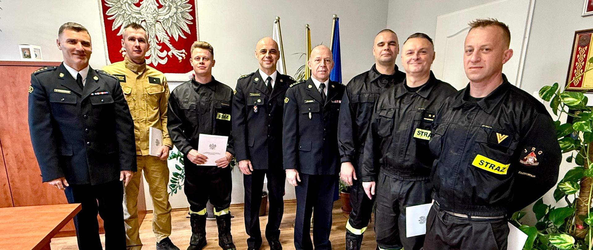 strażacy stoją w rzędzie do pamiątkowego zdjęcia