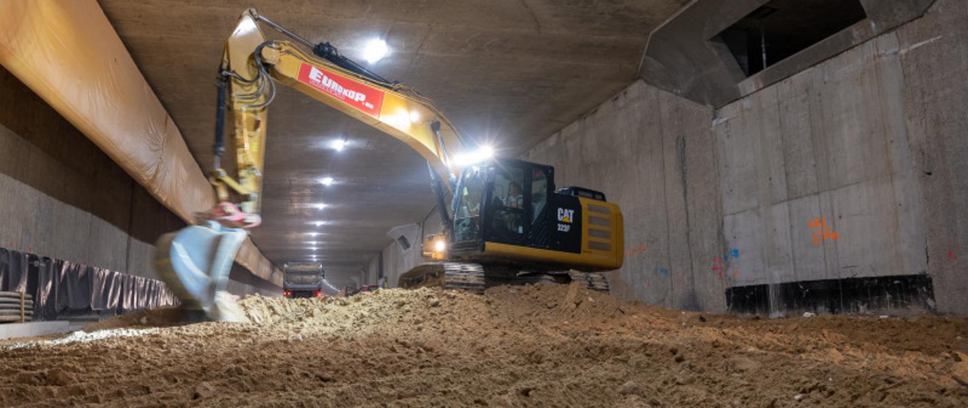 S2 tunel na Południowej Obwodnicy Warszawy, koparka wybiera grunt w tunelu