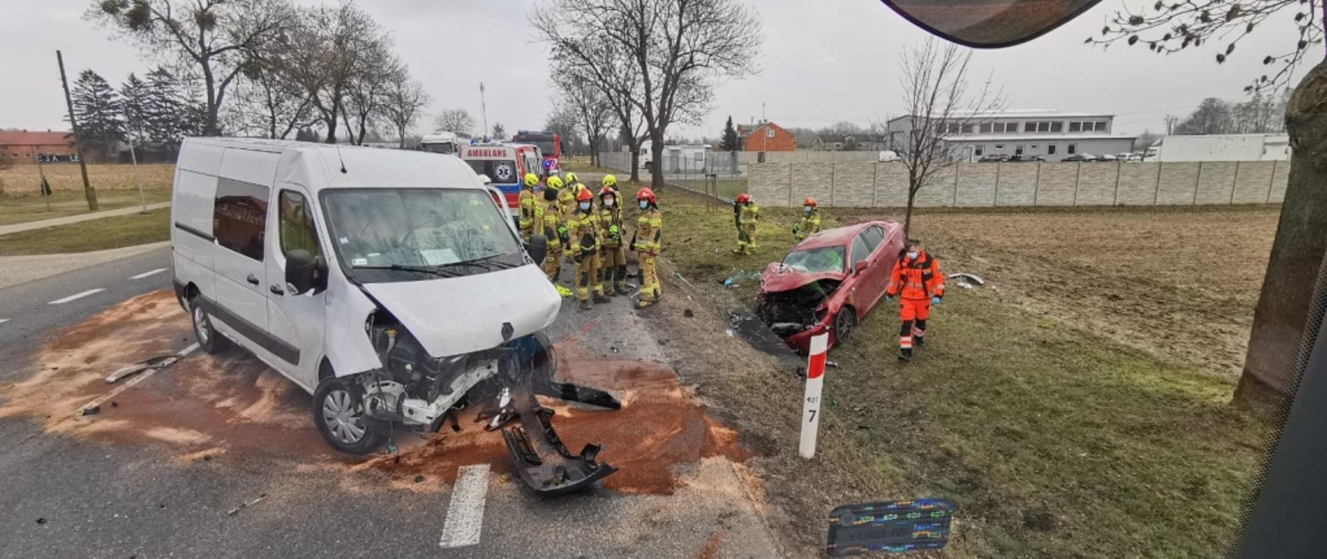 Rozbite samochody po zdarzeniu drogowym. Zdjęcie wykonane z kabiny samochodu pożarniczego.