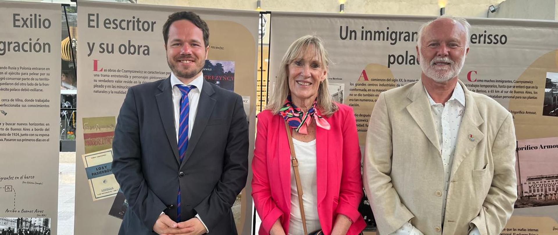 tres personas y la muestra