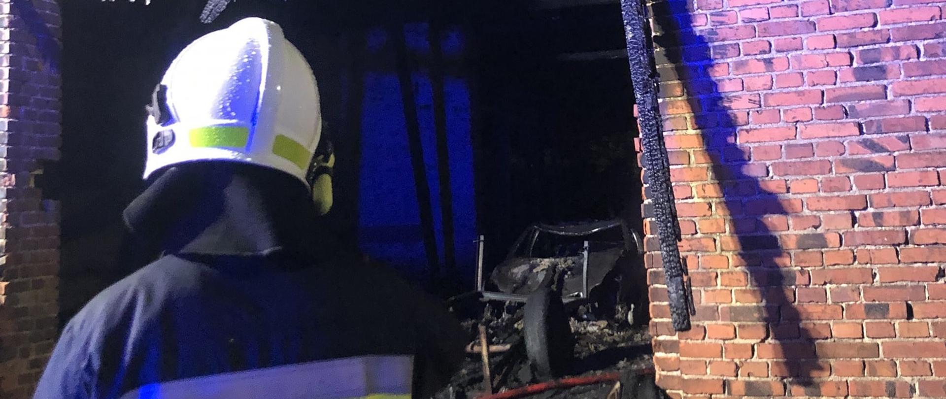 Widoczne miejsce zdarzenia pogorzelisko, oraz wrak pojazdu.