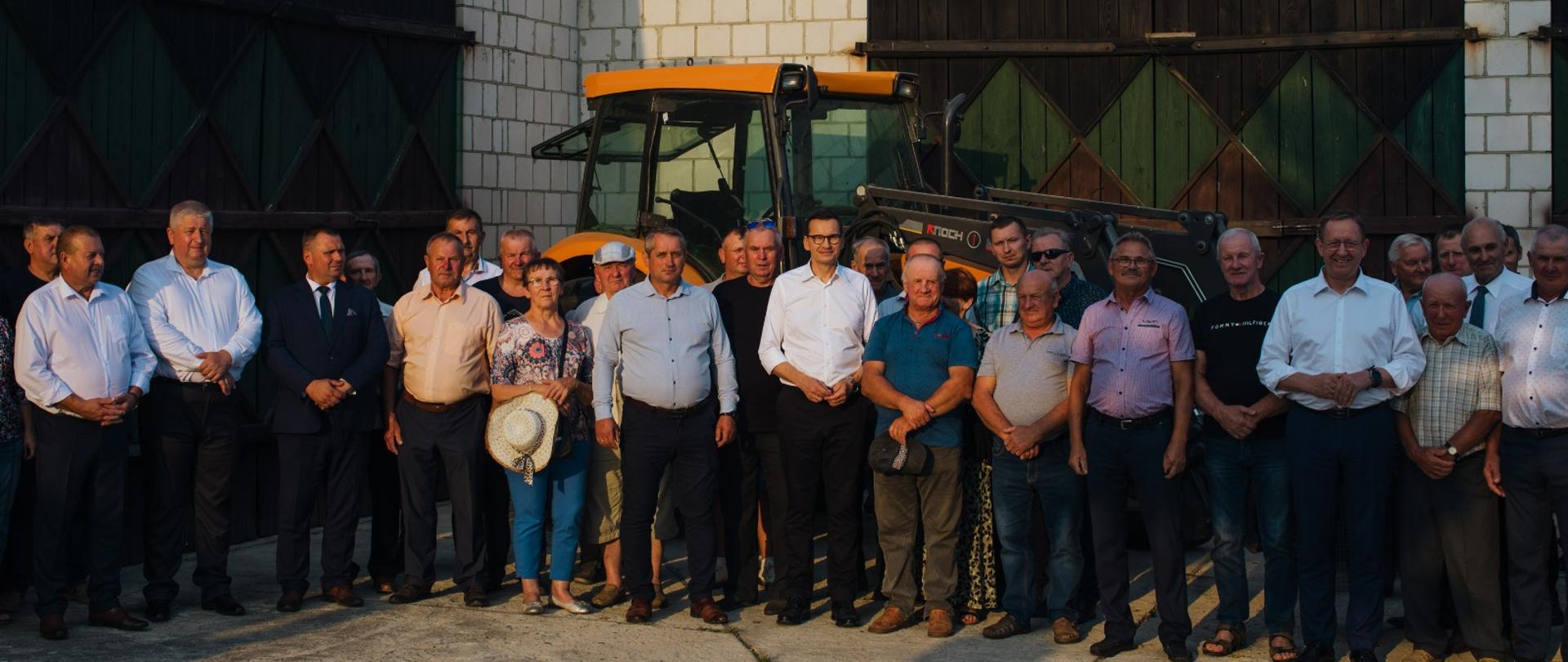 Premier Mateusz Morawiecki i minister rolnictwa i rozwoju wsi Robert Telus podczas spotkania z rolnikami.