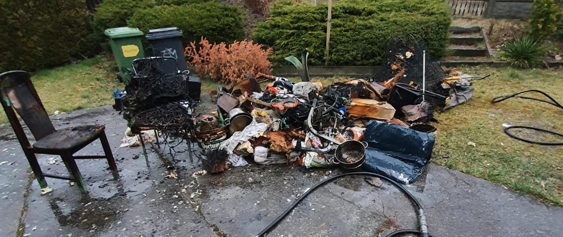 Spalone rzeczy wyniesione z piwnicy