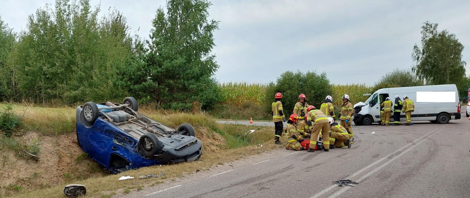 Na zdjęciu widać strażaków udzielających pierwszej pomocy poszkodowanemu.