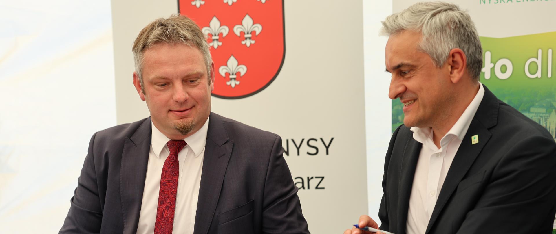 Dominik Bąk, zastępca prezesa NFOŚiGW podczas podpisania umowy przez Narodowy Fundusz Ochrony Środowiska oraz Nyską Energetyką Cieplną - Nysa Sp. z o.o.