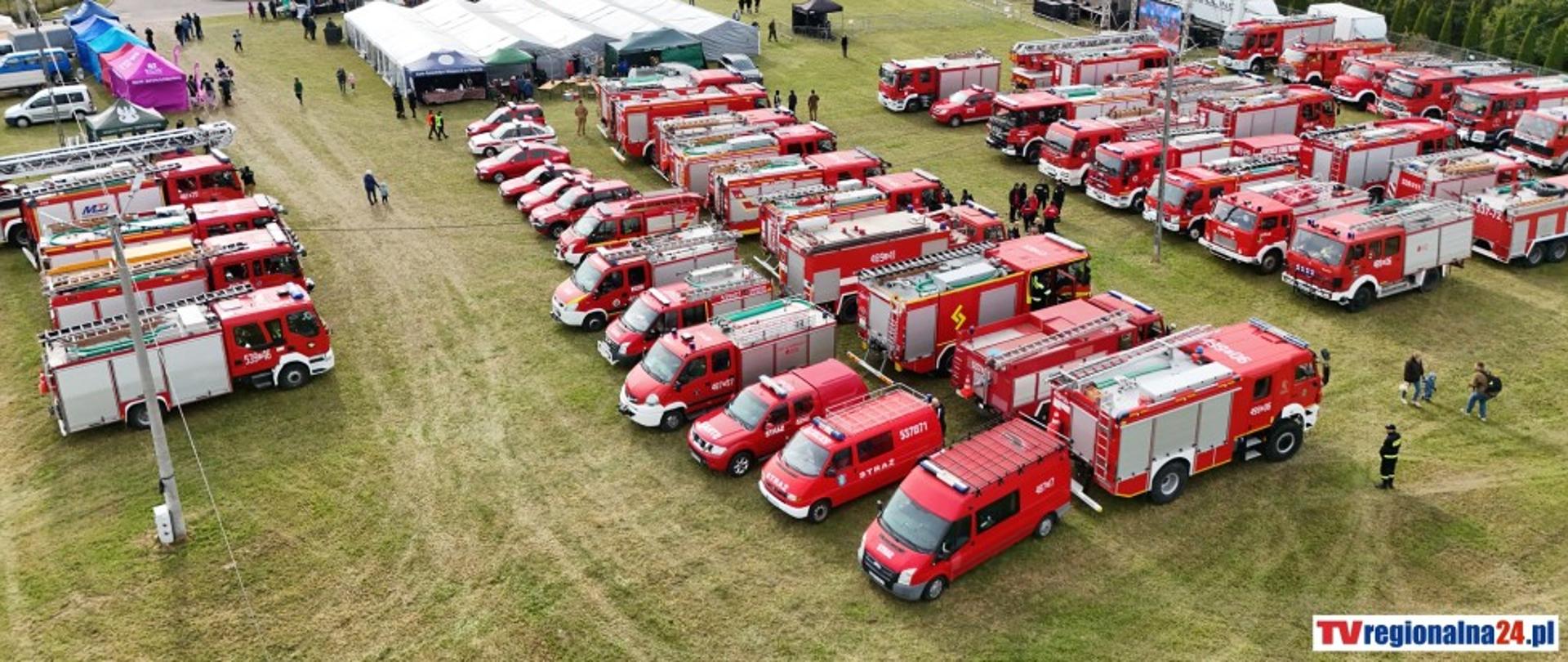 Wozy strażackie ustawione na placu razem ze sceną koncertową i namiotami.
