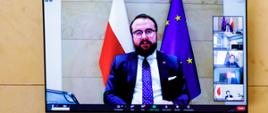 wiceminister Paweł Jabłoński przemawia podczas wideokonferencji UNRWA