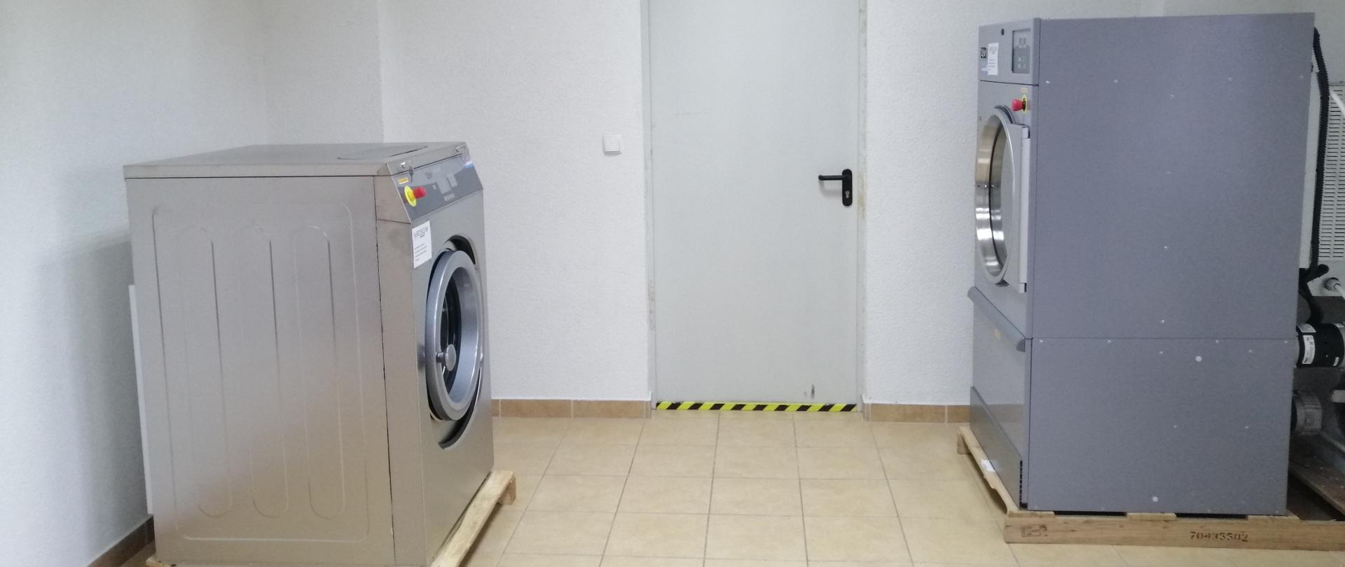 Zestaw pralniczo-suszący składa się z następujących urządzeń: pralnicowirówki wysokoobrotowej, suszarki bębnowej, systemu dozowania. Pozyskany sprzęt będzie służył do prania, suszenia, dezynfekcji i impregnacji umundurowania specjalnego wykorzystywanego przez strażaków podczas działań ratowniczo-gaśniczych.