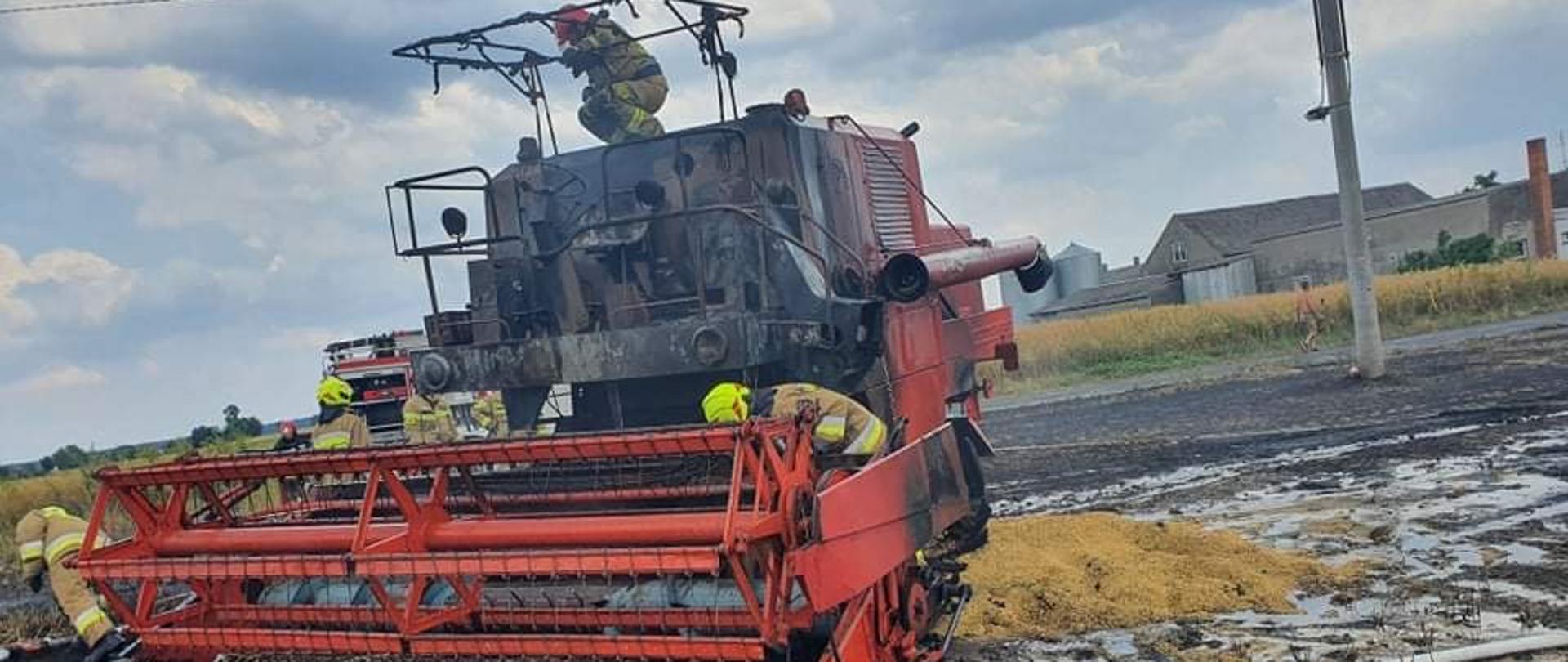 Pożar kombajnu i zboża na pniu w Procyniu