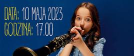 Plakat reklamujący koncert uczniów klas instrumentów dętych. Na plakacie znajduje się dziewczynka w niebieskiej sukience grająca na klarnecie.