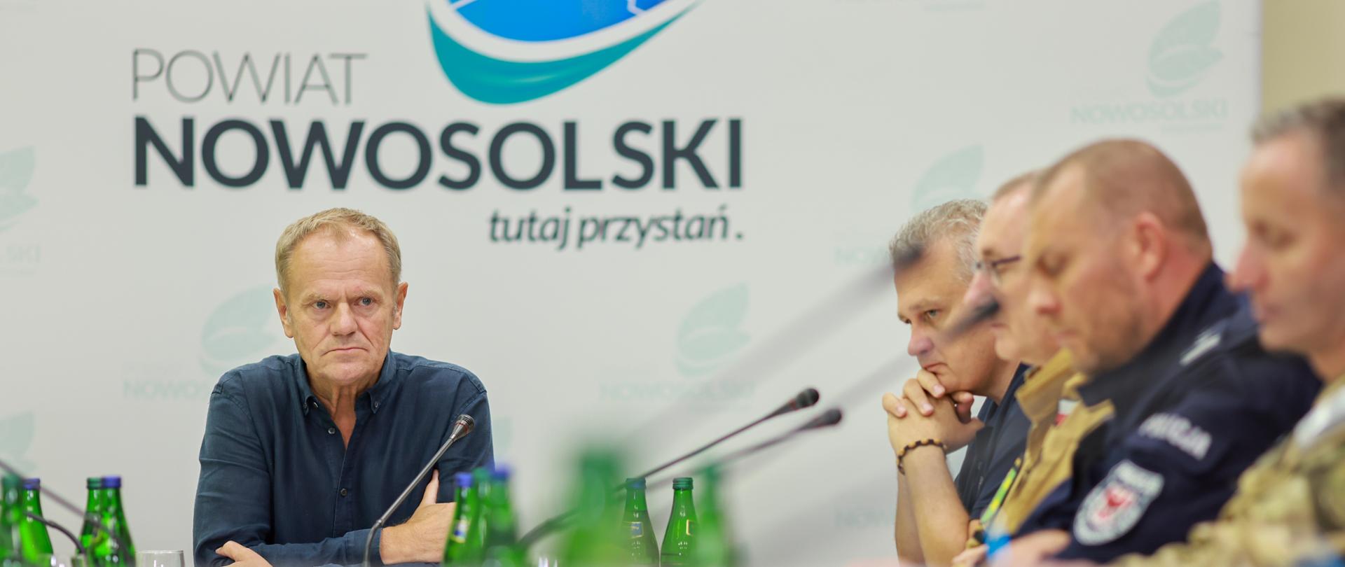 premier donald tusk podczas sztabu kryzysowego w Nowej Soli
