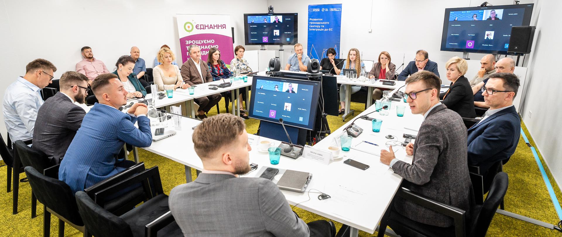 Uczestnicy Okrągłego stołu z przedstawicielami społeczeństwa obywatelskiego podczas spotkania