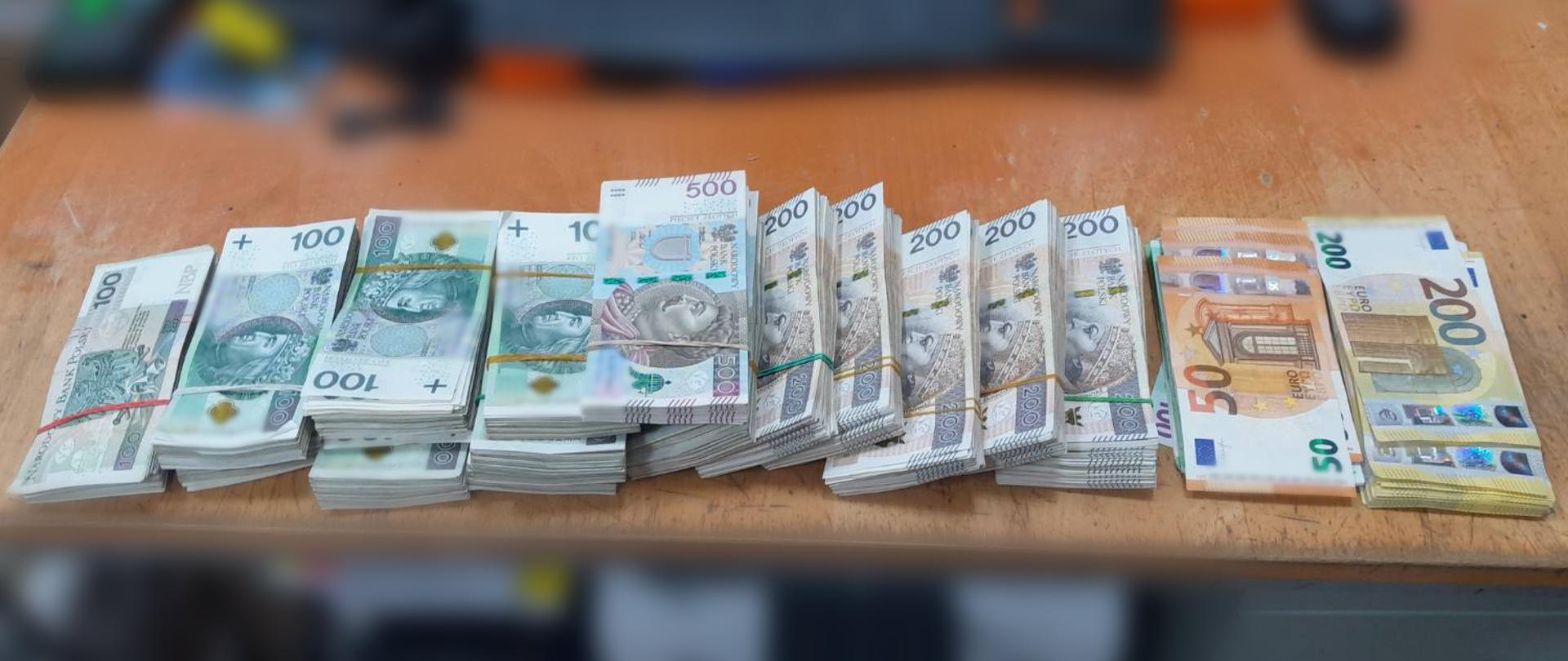 Banknoty ułożone na stole (fot. CBŚP).