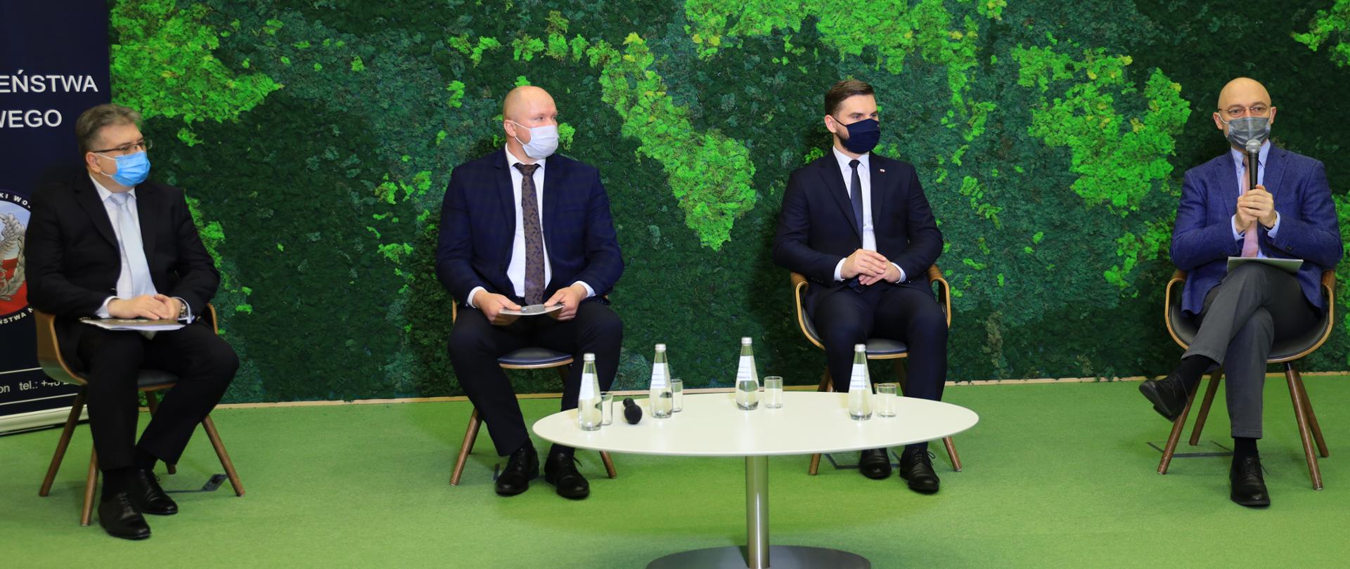 prof. dr hab. Jarosław Gryz – Prorektor ds. studenckich Akademii Sztuki Wojennej, Sławomir Gromadzki – doktor na Wydziale Bezpieczeństwa Narodowego Akademii Sztuki Wojennej oraz Łukasz Lange – Pełnomocnik Ministra Klimatu i Środowiska ds. przeciwdziałania skutkom suszy, Michał Kurtyka - minister klimatu i środowiska