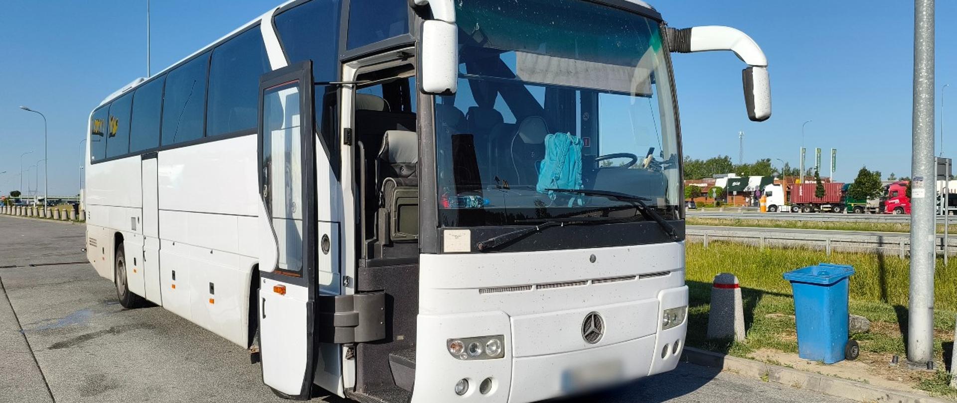 Kontrola autokaru podczas akcji "Bezpieczny autokar - wakacje 2026"