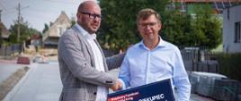 Kolejne inwestycje dla mieszkańców gminy Biskupiec. Wojewoda Artur Chojecki przekazał promesy.