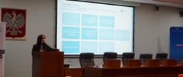 Marta Janczak, Zastępca Dyrektora Regionalnego Zarządu Gospodarki Wodnej w Poznaniu ds. Usług Wodnych i Zarządzania Środowiskiem Wodnym podczas konferencji pn. „Retencja wód w samorządach - prawo, finansowanie i praktyczne wdrożenia dla gmin”, 09.07.2026 r., WUW w Poznaniu.
