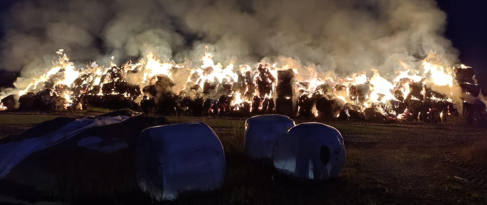 Pożar stogu słomy w całości objęty ogniem