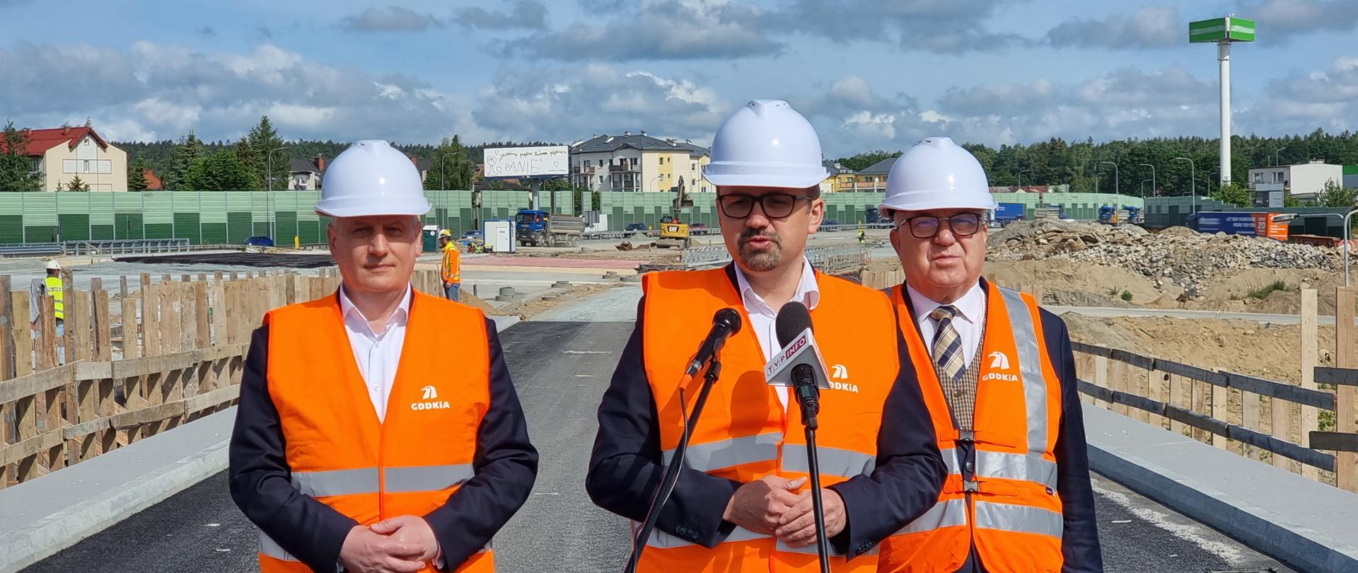 Wiceminister infrastruktury Marcin Horała w trakcie konferencji dotyczącej ogłoszenia przetargu na prace przygotowawcze dla Drogi Czerwonej w Gdyni