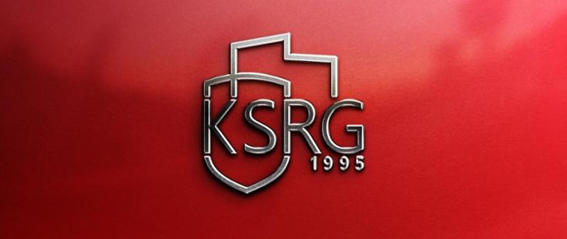 Na czerwonym tle napis KSRG 1995