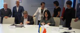 Zdjęcie w poziomie Przewodniczący KRRiT i Przewodnicząca ukraińskiego regulatora podpisują memorandum. 
