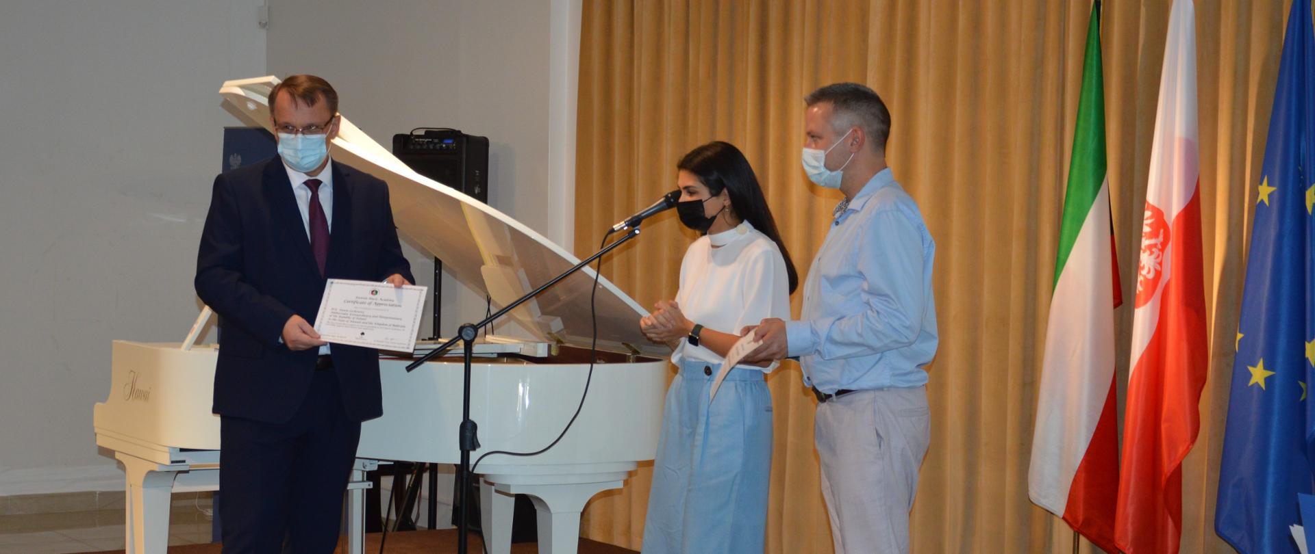 Ambasador RP Paweł Lechowicz z przedstawicielami Kuwait Music Academy