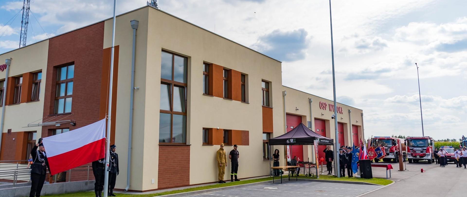 Na zdjęciu widnieją strażacy w trakcie uroczystego otwarcia nowej strażnicy OSP. 