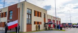 Na zdjęciu widnieją strażacy w trakcie uroczystego otwarcia nowej strażnicy OSP. 