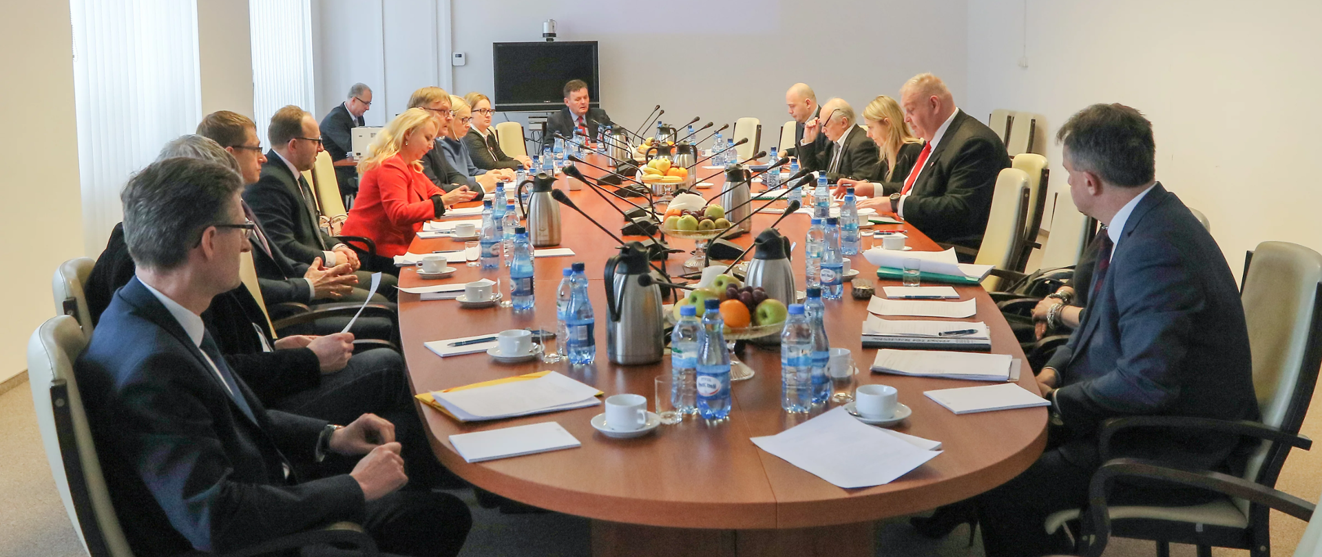 zdjęcie przedstawiające kierownictwo prokuratury podczas posiedzenia Krajowej Rady Prokuratorów przy Prokuratorze Generalnym w dniu 12 grudnia 2017 roku w sprawie między innymi uchwalenia Zbioru zasad etyki zawodowej prokuratorów