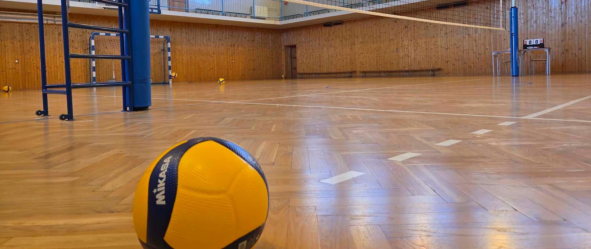 piłka siatkowa na sali gimnastycznej