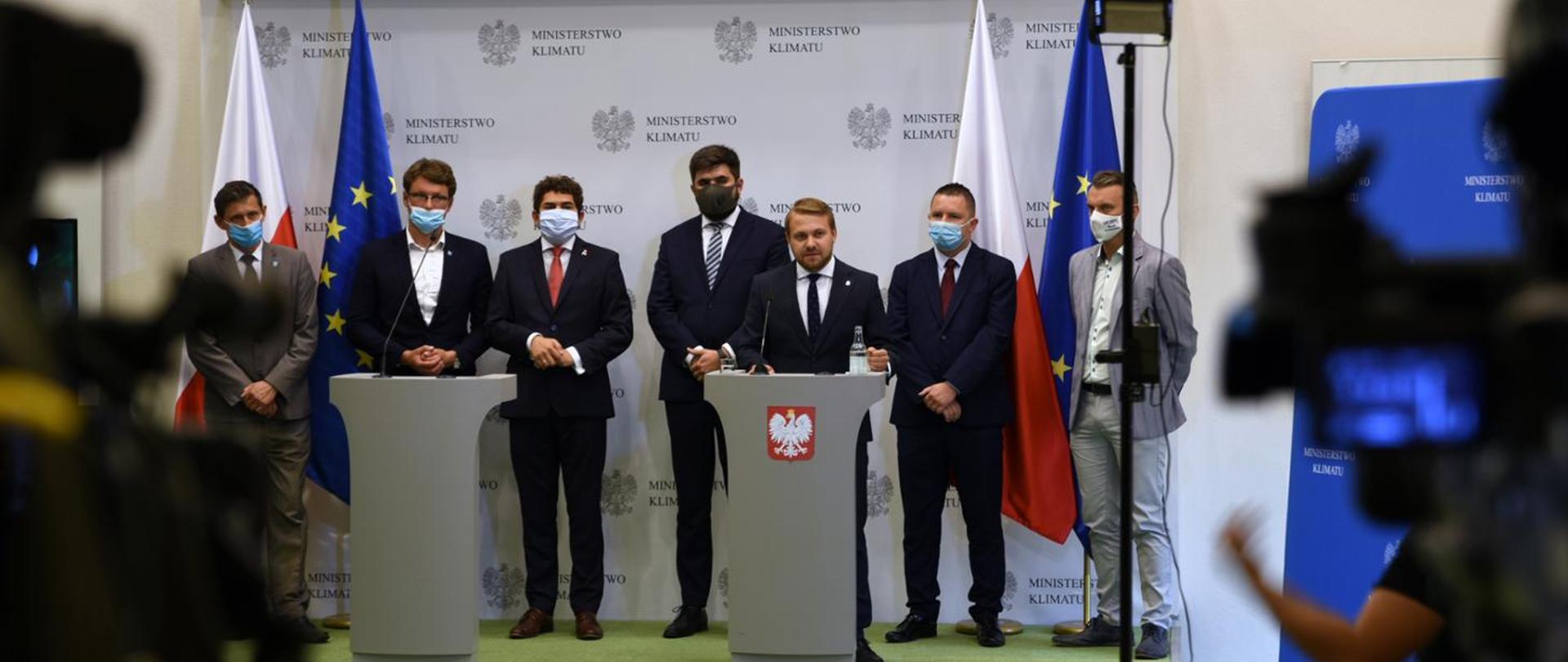 Wiceminister Jacek Ozdoba na konferencji dotyczącej zmian w gospodarce odpadami