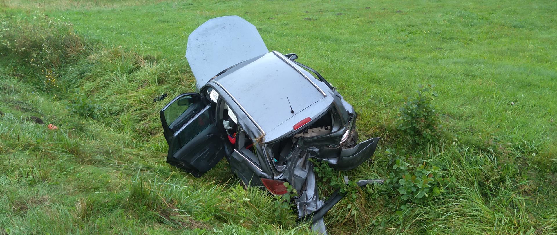 Samochód osobowy, którym podróżowało 5 osób, w tym 3 dzieci znajduje się w rowie. 