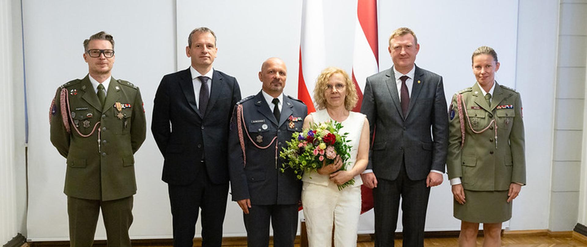 Płk Tadeusz Słomczewski, attaché obrony RP w Republice Łotewskiej, wraz z przedstawicielami Ambasady RP i Ataszatu w Rydze podczas ceremonii wręczenia medalu honorowego Ministra Obrony Łotwy „Za wkład w rozwój sił zbrojnych”.